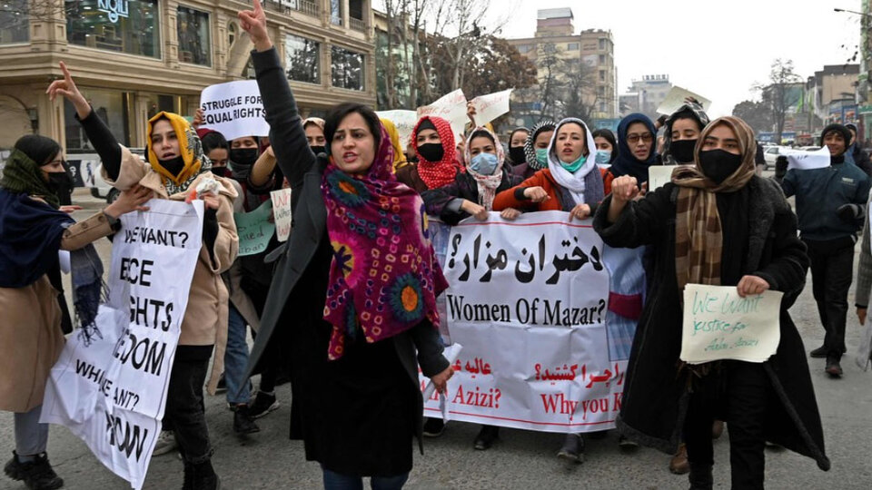 Afganistán: mujeres salen a la calle para exigir volver a sus trabajos